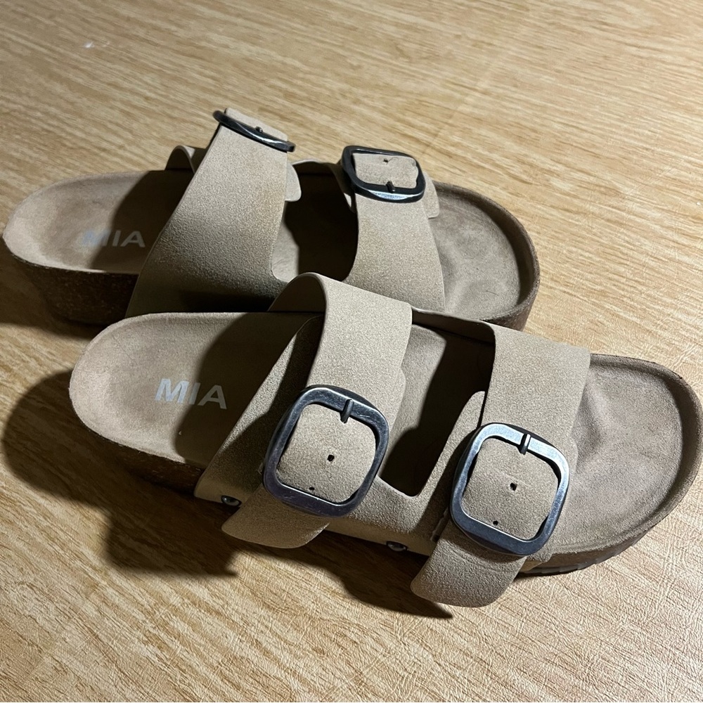 NWOT MIA Women’s Beige Double Buckle Sandals 8.5